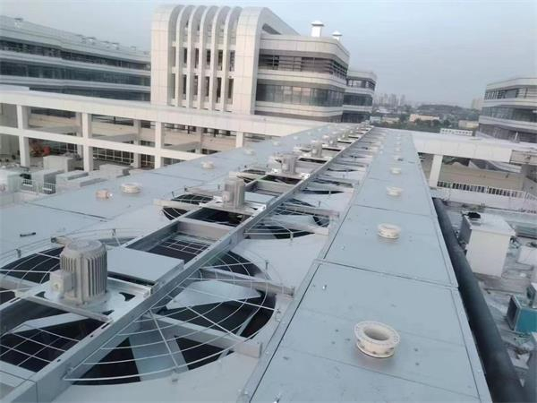 清洗中央空调冷却塔的方法是什么？